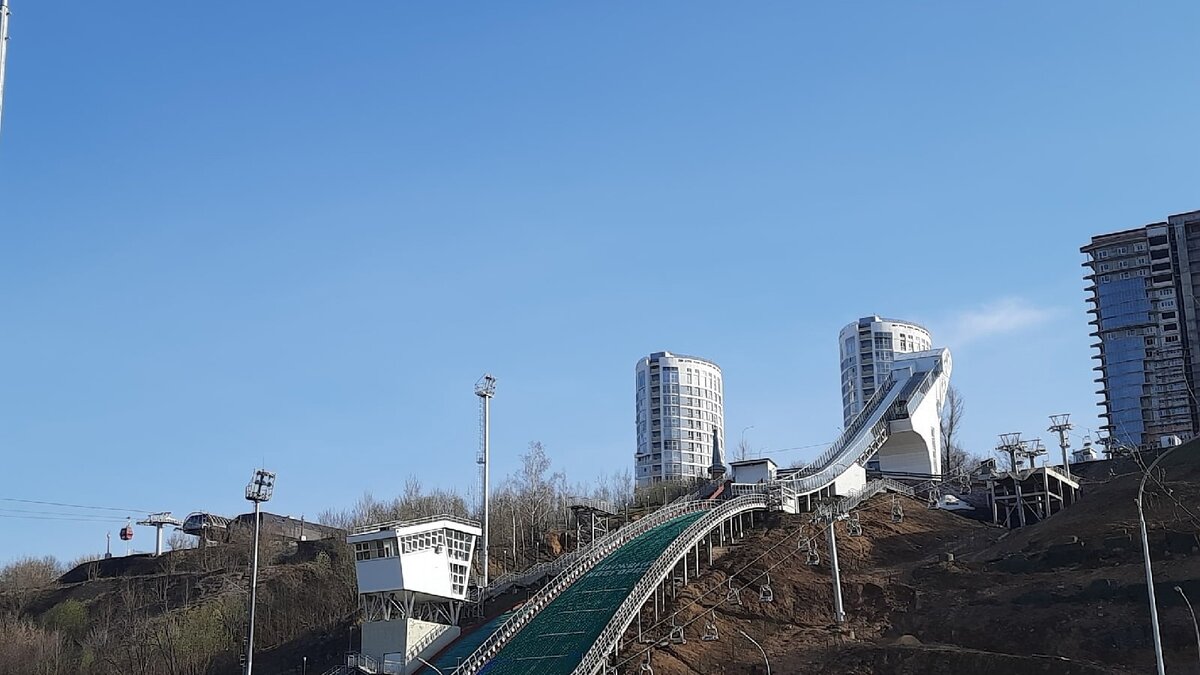     На сегодняшний день строительство канатного подъемника на площади Сенной в Нижнем Новгороде завершено. Продолжается процесс проверки и приемки объекта Ростехнадзором. Об этом NewsNN сообщили в областном минстрое.