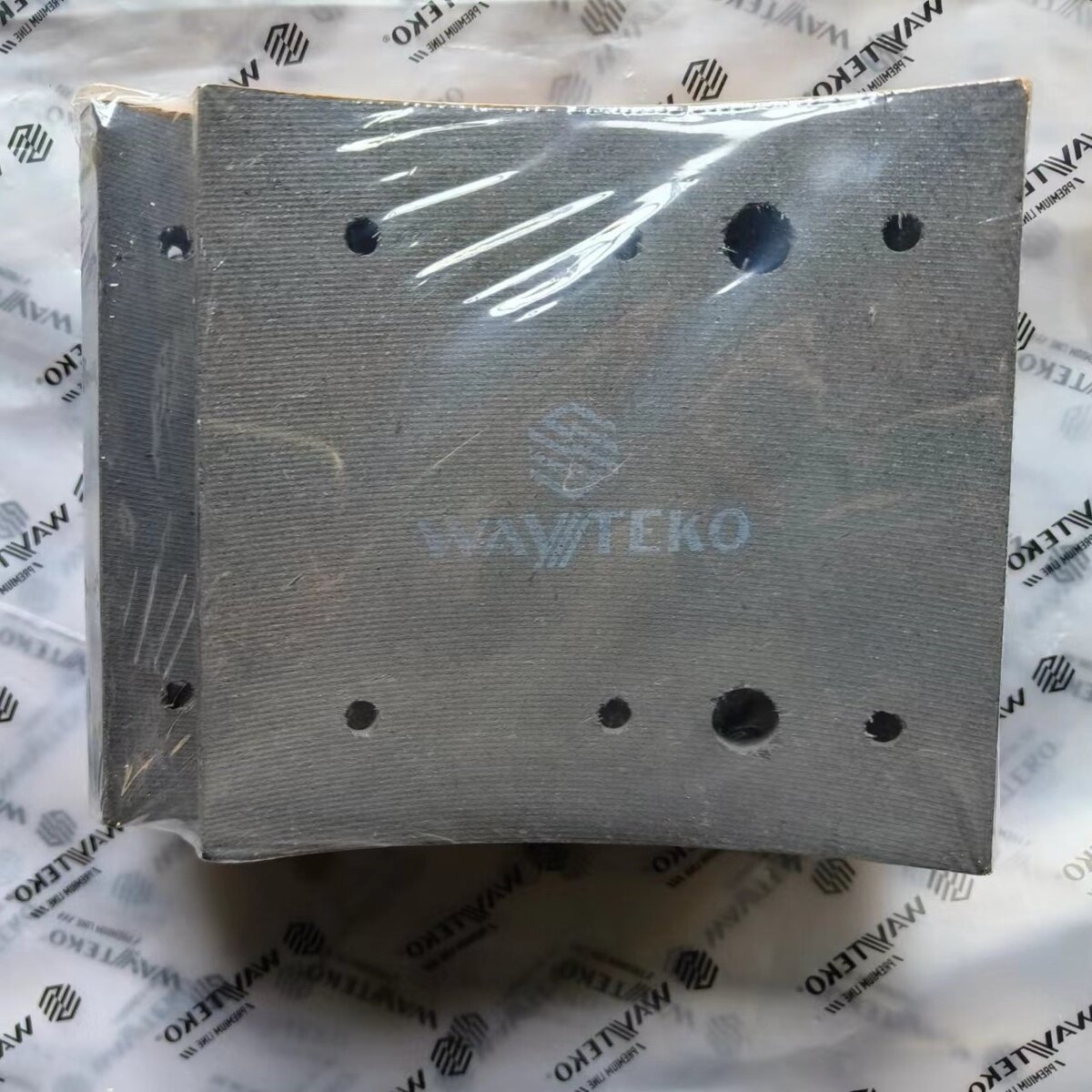 Накладка тормозная передняя (2 шт, 8+6 отв)(после 19 г) FAW J6 WAYTEKO PREMIUM 3501406C242+3501407C242