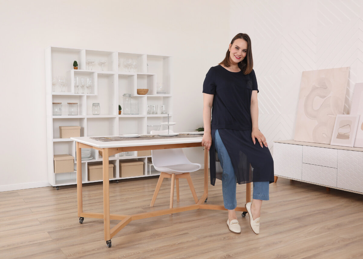 На модели: блузка (10060/синий), брюки (10210/синий).