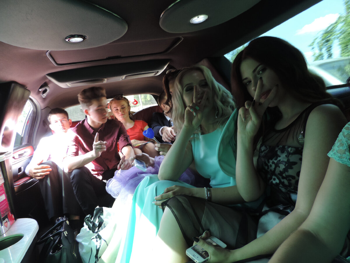 выпускники в лимузине