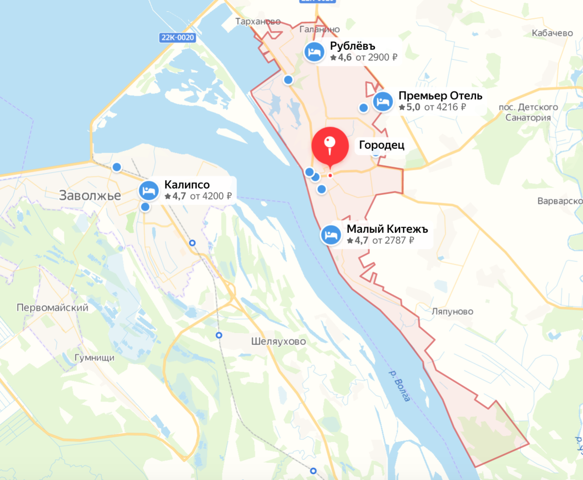 Городец - старинный город, Заволжье - более советский, с промзонами и хрущевками. Между ними Волга и мост поверх дамбы. 