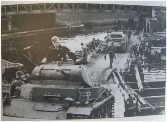 Переправа частей  4-ой танковой дивизии.