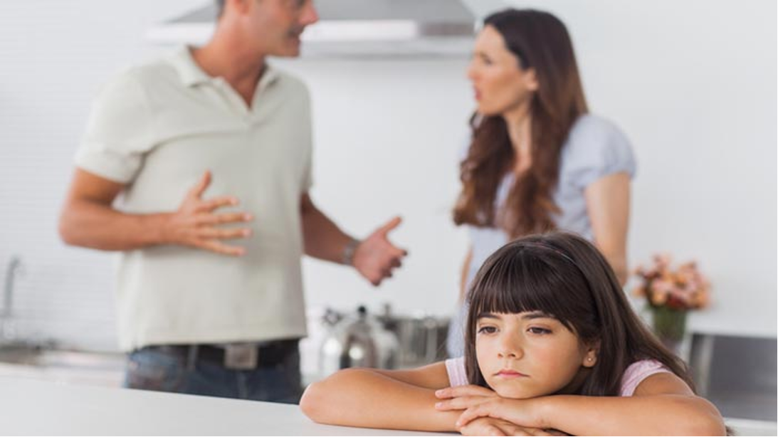 Психолог развод родителей. Конфликт родителей и детей. Ссора родителей. Ссора в семье. Родители ругаются.