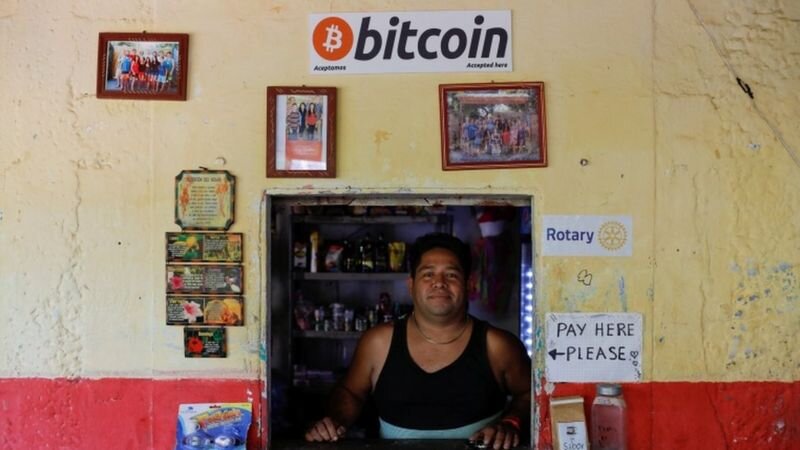 Все совершеннолетние граждане получат по $30 в биткоине в месте с мобильным кошельком Chivo для iOs и Android, разработанным по указу властей. Чтобы получить криптовалюту, пользователь будет должен подтвердить свою личность, объявил Букле. Оплата товаров через кошелек Chivo будет осуществляться при помощи QR-кода.