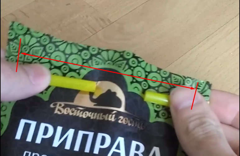 Шаг 2. Отрезаем от 2 трубочки отрезок, немного меньший ширины специй.