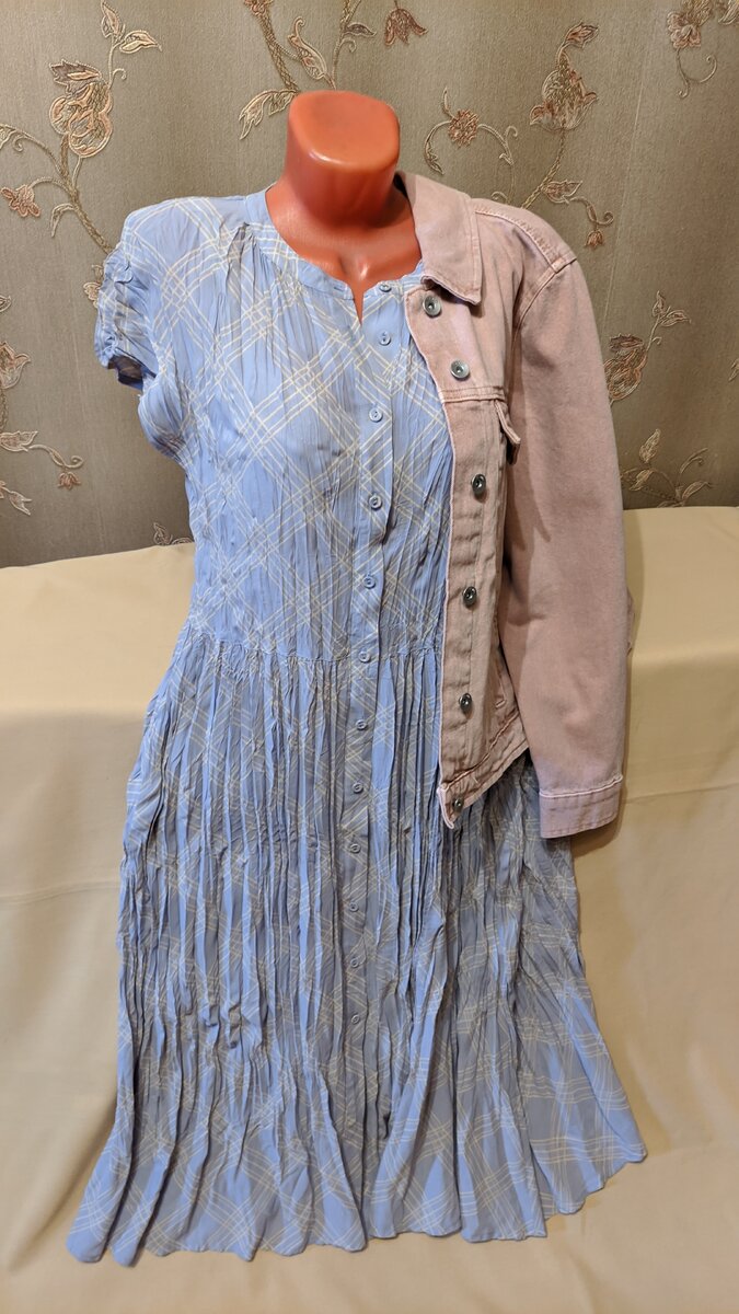 Это один из комплектов, который мы купили вместе со стилистом. Ну, очень комфортное платье. 