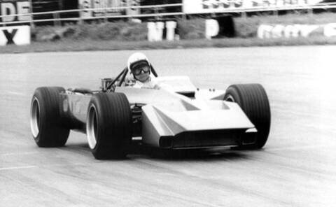 thumb_upНравитсяthumb_downНе нравитсяСб 20 Сен - 16:16автор Dark SideАвтомобили десятилетия

Ferrari Dinо 156 (1961-1964)

Энцо Феррари долго считал, что в автомобиле, как и в конном экипаже, «лошадь нельзя впрягать позади телеги». Однако перейти на среднемоторную компоновку все-таки пришлось и Скудерии — автомобиль Ferrari Dino-156 образца 1961 года имел продольно установленный за сиденьем гонщика двигатель V6. Было подготовлено два варианта — с углом развала блока 65 и 120 градусов. Сперва автомобиль внешне отличался от плоских «сигар» того времени — два хищных воздухозаборника на носу придавали ему сходство с акулой. После успеха 1961 года машина постоянно переделывалась и в конце концов перестала походить на саму себя. Спицованные колеса сменились легкосплавными, карбюраторы — впрыском, а «акулий нос» превратился в обычную «сигару». Вдобавок Коммендаторе разругался с командой разработчиков во главе с Карлом Китти, и совершенстововали машину уже совсем другие люди.


Ferrari Dinо 156

Lotus 25 (1962—1965)

«Ванна с колесами» — именно так, с оттенком иронии, современники называли детище Колина Чэпмена. Однако кузов-монокок, сделанный с использованием технологий, давным-давно применявшихся в авиации, оказался очень подходящим для гоночных машин. В дальнейшем конструкторы только совершенствовали монокок с применением все более современных материалов. Но своим успехом Lotus 25 был также обязан надежному и неприхотливому 8-цилиндровому двигателю Coventry Climax, который выдавал 190 л.с. Мотор был включен в силовую схему монокока, а отменную обтекаемость обеспечивали полулежачая поза гонщика, плоский нос болида и спрятанные в кузов передние амортизаторы. Lotus 25 был популярен и среди частных гонщиков. Он не потерял своей актуальности даже тогда, когда появился его усовершенствованный вариант — Lotus 33. Характерно, что в своем втором победном сезоне 1965 года Джим Кларк попеременно использовал то одну, то другую модель.


Lotus 25

Катастрофы десятилетия

Гран При Бельгии 1960 года

Одной из самых перспективных и массовых машин в сезоне 1960 года был среднемоторный Lotus 18. Но конструктивные и технологические дефекты преследовали Чэпмена. Сперва на тренировке на «клиентском» Лотусе попал в аварию претендент на чемпионский титул Стирлинг Мосс: развалилась ступица колеса. Чуть позже вылетел с трассы и врезался в дерево еще один «клиентский» Lotus-18 — в повороте срезало рулевую колонку, и Майкл Тэйлор почти час пролежал в лесу с переломанными спиной и шеей, пока его не обнаружили. Тэйлор остался жив, хотя его гоночная карьера прервалась.

Во время гонки произошло еще два трагических инцидента. Сперва 22-летний Крис Бристоу, пилотировавший частный Cooper Climax, в борьбе с соперником потерял управление — болид перевернулся, гонщик вылетел из кокпита и погиб. А несколькими кругами позже смерть настигла 26-летнего Алана Стэйси из команды Lotus — на прямой, на скорости более 200 км/ч, в голову гонщика попала низко летящая птица…



Гибель фон Трипса (1961 год)

Перед Гран При Италии 33-летний Вольфганг фон Трипс лидировал в чемпионате мира, и догнать его мог только товарищ по команде Ferrari Фил Хилл. Фон Трипс не любил трассу в Монце: в 1956 и 1958 годах он попадал здесь в серьезные аварии. Третья катастрофа оказалась роковой… Вскоре после начала гонки фон Трипса атаковал Джим Кларк на Лотусе. В повороте Кларк поравнялся с соперником, но тот не уступил — Ferrari фон Трипса взлетела в воздух, гонщик выпал на асфальт и погиб на месте. А алая машина протаранила толпу зрителей — при этом погибло 12 (по другим источникам, 14) человек. Если бы гонку в этот момент остановили, Вольфганг фон Трипс мог бы стать чемпионом мира посмертно. Но Гран При продолжался, и победы (а вместе с ней и чемпионского титула) добился Фил Хилл. А Джим Кларк в сопровождении руководителя Лотуса Колина Чэпмена срочно покинул Италию на самолете — полиция получила приказание арестовать гонщика, которого обвинили в трагедии. Лишь спустя два года итальянский суд оправдал Кларка. Сам Кларк успел дважды стать чемпионом мира и погиб в 1968 году в Хоккенхайме на гонке Формулы-2.

Курьезы десятилетия

«Высокие» антикрылья

В Гран При Бельгии 1968 года команда Ferrari на одной из своих машин опробовала заднее антикрыло на высоких стойках. Выступавший на ней Крис Амон ехал явно быстрее, чем Жаки Икс на такой же, но «бескрылой» машине. Новинка понравилась, ее переняли конкуренты. В следующем году крылья получили широкое распространение — причем появились и «бипланы» с передним и задним антикрыльями. Иногда использовались системы, позволявшие гонщику менять положение антикрыла прямо в ходе гонки! Переплюнула всех Matra, применившая полуавтоматическую систему, которая увеличивала угол атаки крыла, когда гонщик нажимал на педаль тормоза… Антикрылья тогда устанавливались как положено: высоко над машиной, вне возмущенного воздушного потока. А крепились они к рычагам подвески, то есть действовали непосредственно на колеса без ненужного посредничества амортизаторов. Однако сделать крепление надежным никак не могли — вибрация разбалтывала шарниры, соединявшие рычаги и стойки антикрыльев. На Гран При Испании 1969 года Lotus 49B Грэма Хилла в конце стартовой прямой на высокой скорости потерял антикрыло и вылетел с трассы. Через десяток кругов в разбитую машину Хилла влетел другой Lotus — у Йохена Риндта антикрыло оторвалось на том же самом месте! Гонщики серьезно не пострадали, но инцидент привлек внимание FIA, и уже в ходе следующего Гран При Монако было предписано снять антикрылья со всех машин. В том же году их вновь разрешили, ограничив размеры и предписав жесткое крепление к кузову автомобиля.



Жо Шлессер на трассе в Руане за круг до трагической развязки

«Мотоциклетные» моторы

Фирма Honda, выставлявшая тогда в Формуле-1 свою команду, удивляла нетрадиционными техническими решениями. В 1964 году в середине сезона дебютировала Honda RA271, компактный 12-цилиндровый V-образный мотор — с «мотоциклетными» цилиндриками объемом всего 125 куб. см. Вдобавок, двигатель был расположен позади гонщика… поперечно! Новинку долго доводили до ума — и победа была завоевана только через год, когда уже было объявлено о грядущем переходе на трехлитровые двигатели.

А в 1968 году на Гран При Франции появился болид Honda RA302 с мотором воздушного охлаждения, изготовленным с широким использованием высокогорючих магниевых сплавов. Машина была настолько «сырой», что штатный гонщик Хонды Джон Сертиз выступать на ней отказался. Француз Жо Шлессер, впервые севший за руль этой машины, попал в аварию, проехав в гонке всего два круга. Его разбитая Honda вспыхнула, и гонщик сгорел в кокпите. Впоследствии машину пытались усовершенствовать на тестах, но в гонках она больше не участвовала.

Cosworth 4WD

В 1969 году, после запрета антикрыльев, конструкторы начали эксперименты с полным приводом. На этом поприще отличились Lotus, McLaren, Matra… Но только Cosworth 4WD был изначально спроектирован как полноприводный. Детище конструктора Робина Херда не напоминало тогдашние «сигары», поражая клиновидным носовым обтекателем, вошедшим в моду гораздо позже. Двигатель (популярный тогда Cosworth DFV) располагался позади пилота, но был развернут на 180 градусов — позади 6-ступенчатой коробки передач. Рядом с сиденьем была установлена раздаточная коробка с межосевым дифференциалом, от которой вперед и назад шли карданные валы. Машину интенсивно тестировали, однако владельцы фирмы Cosworth Костин и Дакворт так и не сумели найти для нее хорошего пилота. В итоге дебют «полноприводника» был отложен, а потом создатели и вовсе махнули на него рукой.


Дебют шасси Cosworth был не слишком удачным — по сей день фирма строит только моторы