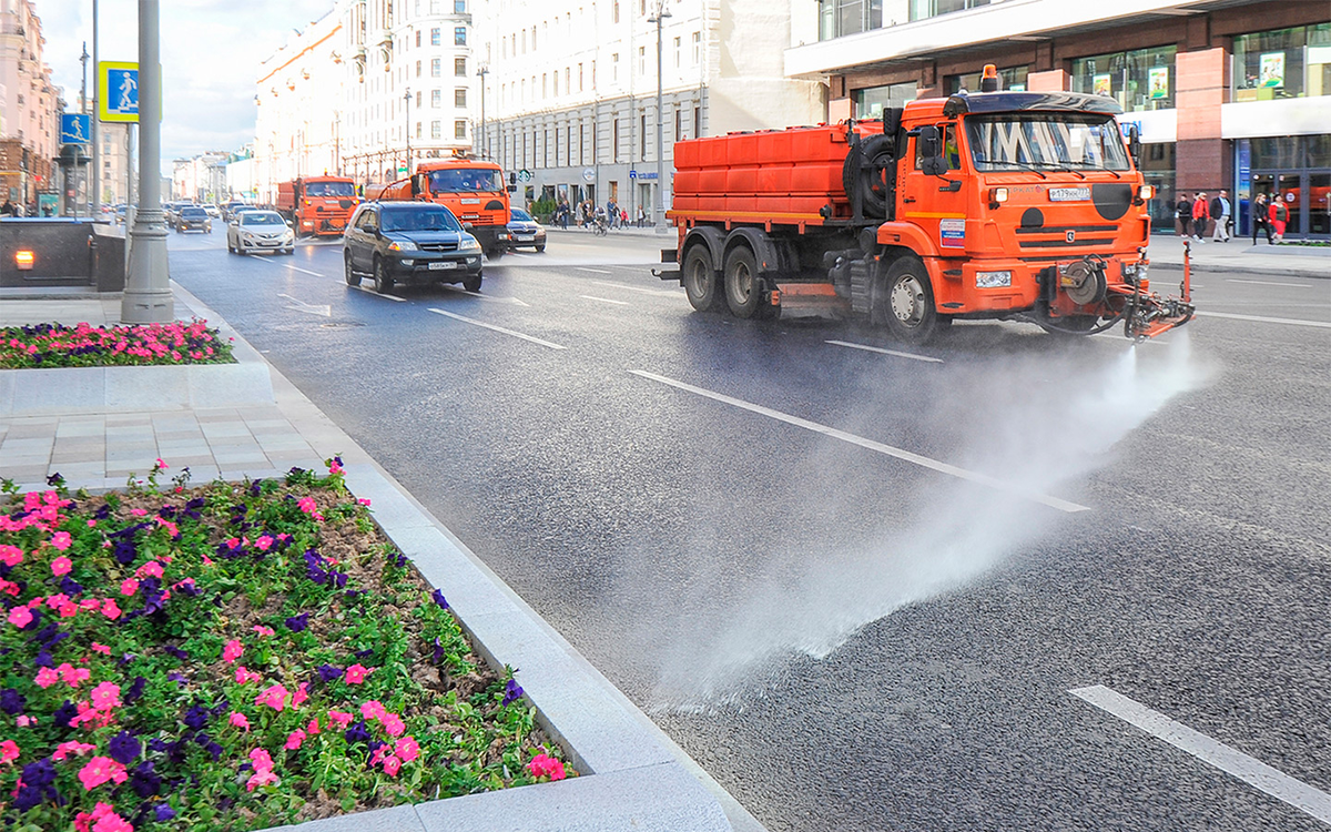 Колонна уборочной техники создает препятствия другим участникам дорожного движения
