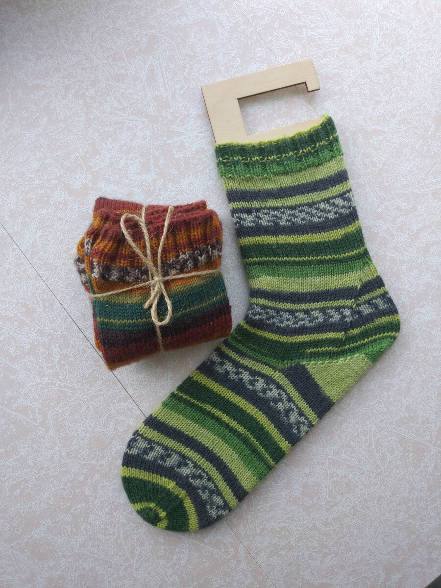 Носки - полные аналоги тех, что я вязла в апреле, за тем лишь исключением, что на зеленых я планирую попробовать вышивку.