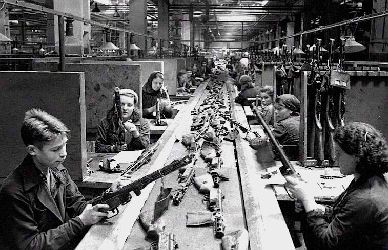 Даже выручка школьников, насквозь была пропитана уважением к себе, своей стране и к государственному аппарату, который заботился о гражданах и создавал условия для их благополучной жизни. 