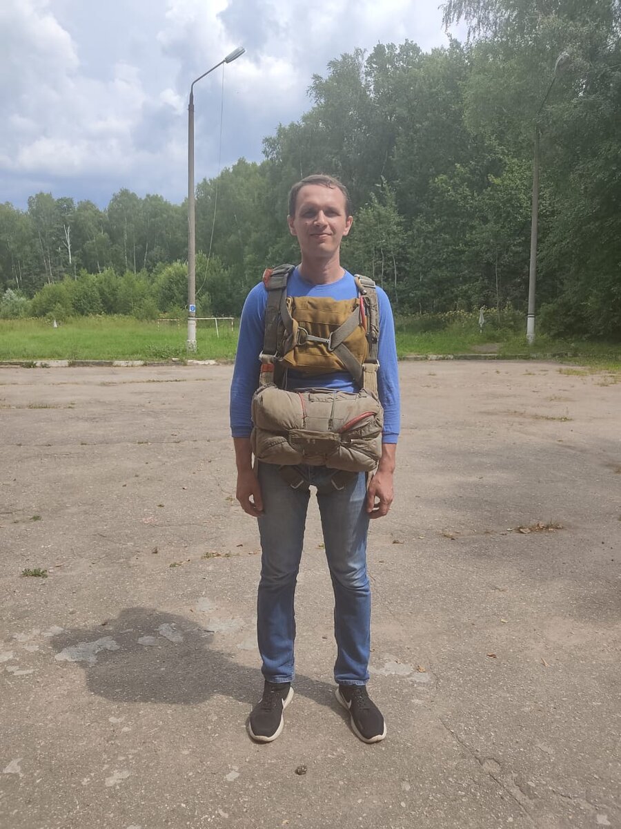 наполовину готов к прыжку. Осталось одеть берцы и головной убор