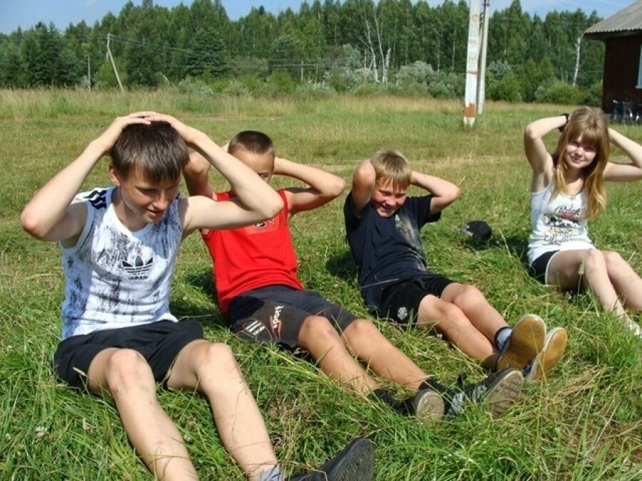 Мальчики в лагере. Спортивный лагерь Эрэл. Летний лагерь в Сабске. Спортивный лагерь для мальчиков