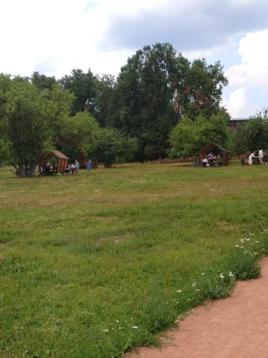 Отдыхают семьями.