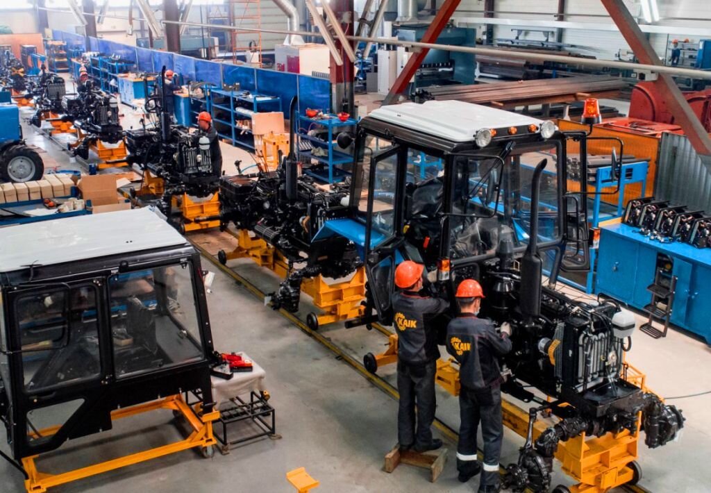 Сборка тракторов МТЗ "Беларус" на заводе КАИК в Казахстане