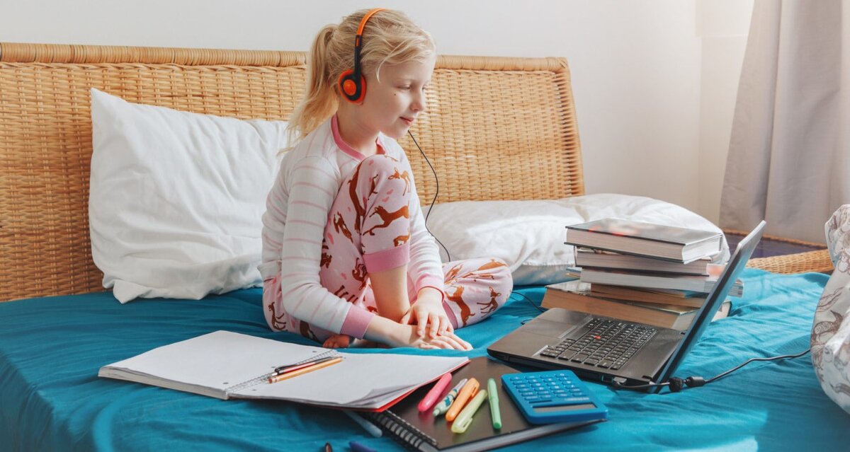  Австралийская школьница заниматься в пижаме из дома