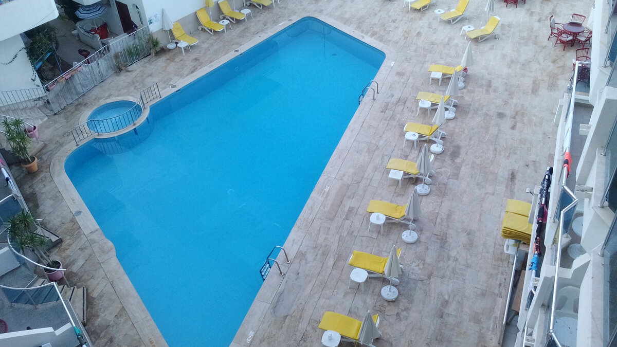 Бассейн в нашем отеле. Вид сверху. Раннее утро