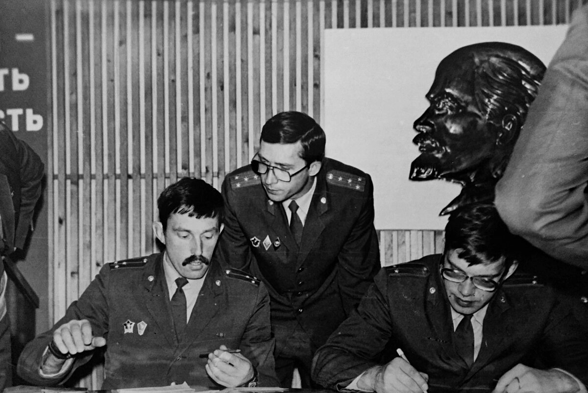 Конкурсная комиссия за работой... Фото из личного архива автора.