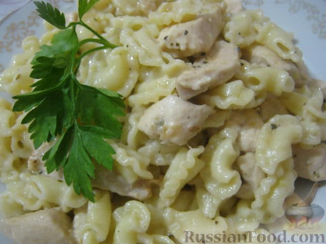 Паста c куриной грудкой под сливочным соусом