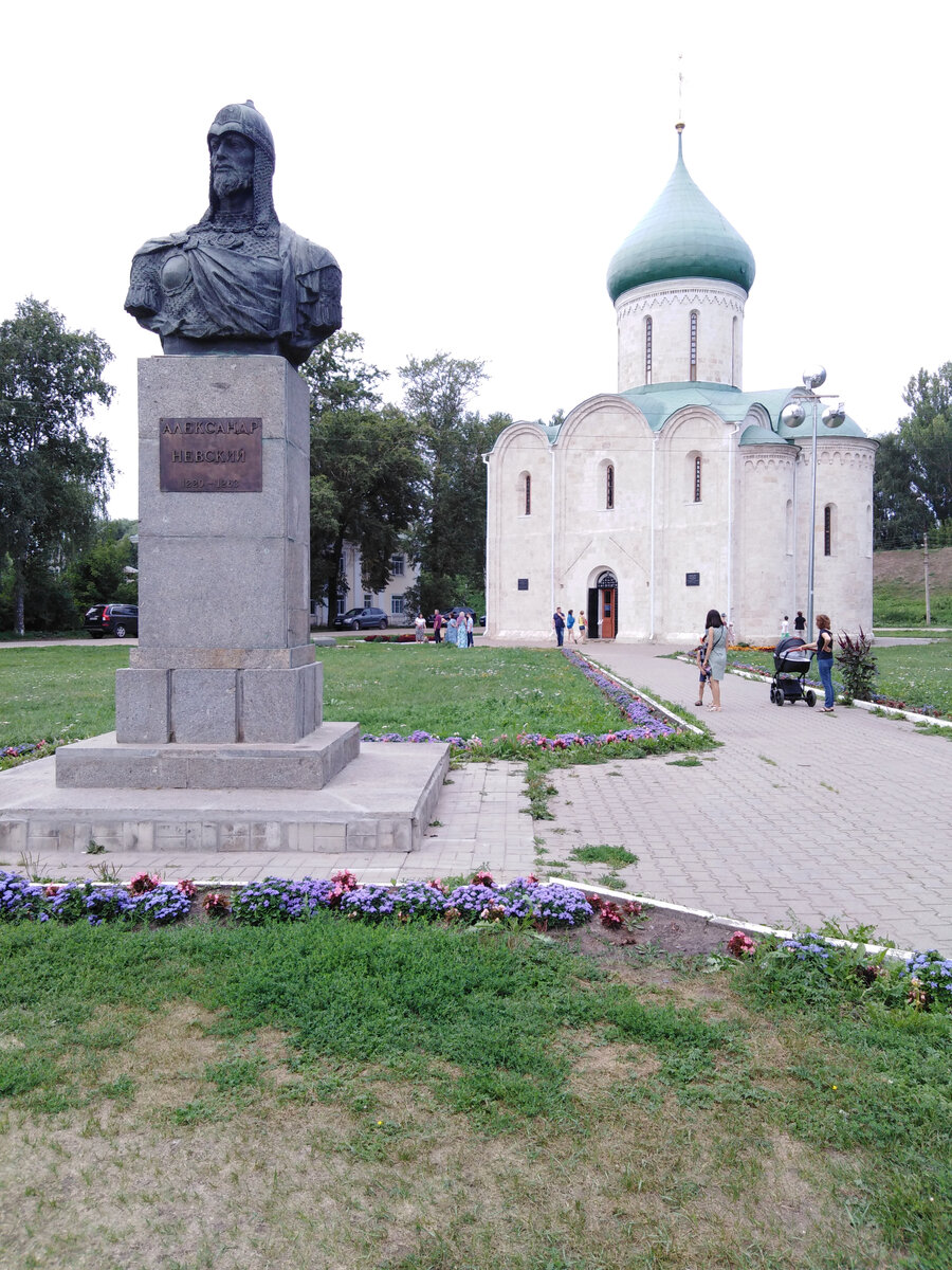 Памятник Александру Невскому и Спасо-Преображенский собор XII века