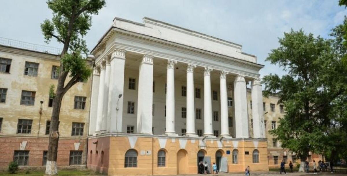 Лицей № 20 в Первомайском районе Ростова-на-Дону. В этом виде здание не сохранилось. Фото из открытых источников. 