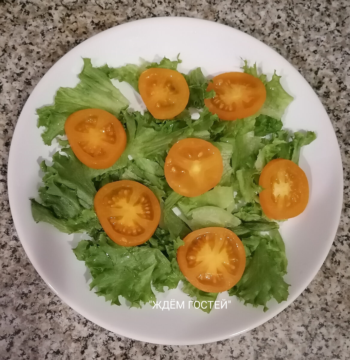 Салат с копченой курицей, сыром, помидорами и маком