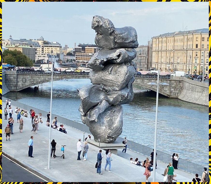 Памятник на набережной в москве глине фото