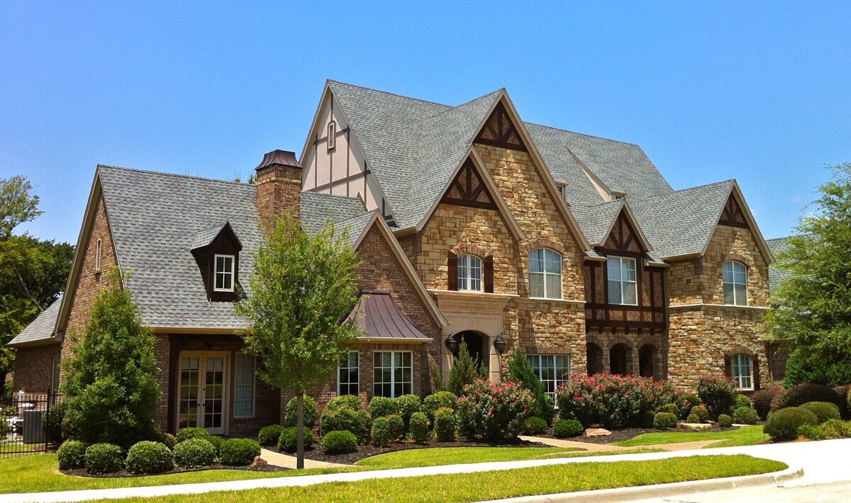 Особенно дома. Особняк Тюдоров в Англии. Стиль Тюдор (Tudor Revival Cottage). Тюдоровский стиль домов в Англии. Архитектура Тюдоров в Англии.