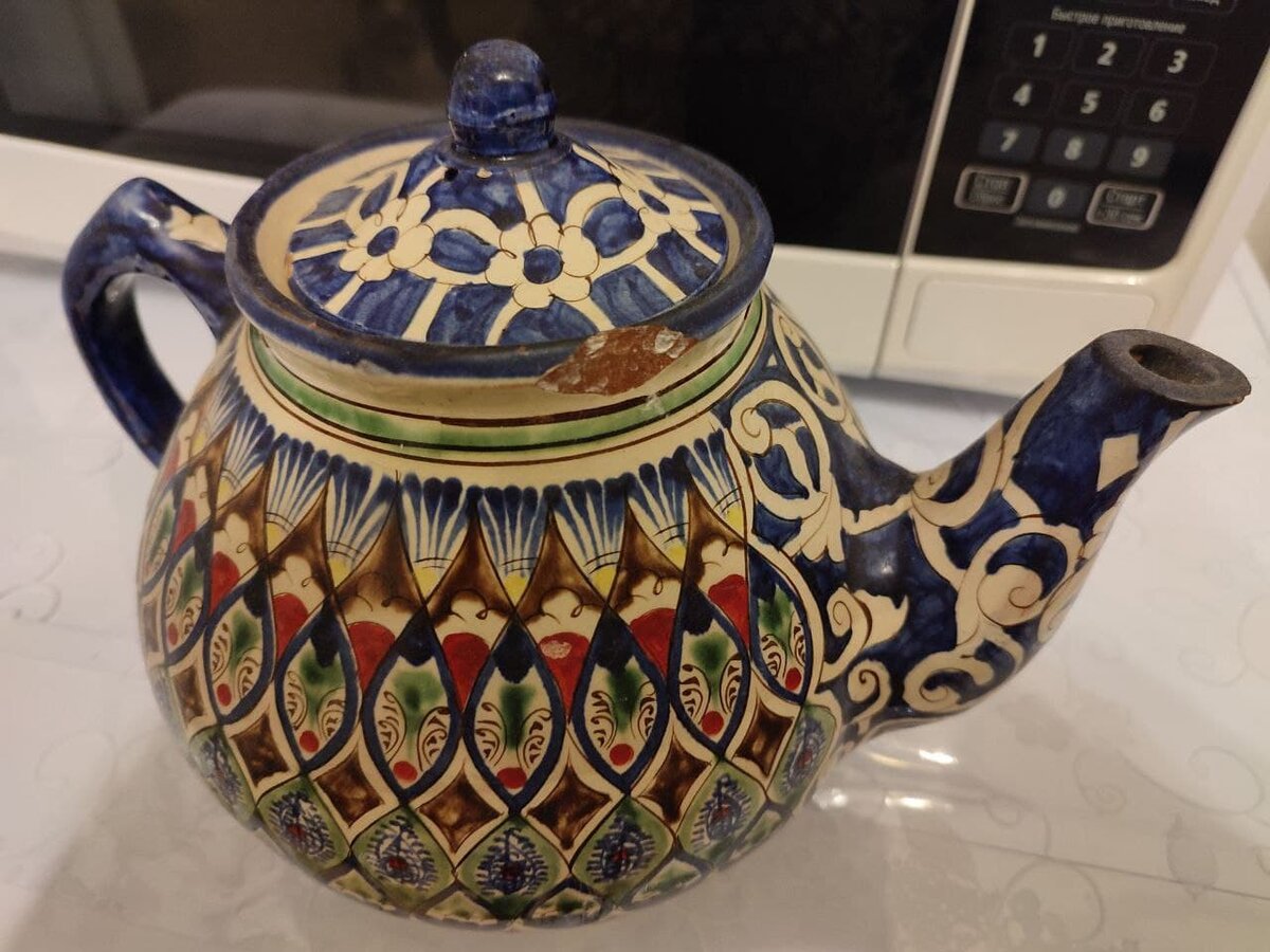 Первые сколы начинают появляться через несколько месяцев - как правило, возле горлышка чайника и на крышке. Иногда у крышки отваливается шишечка сверху. Также может начать трескаться носик. А нагревать такую посуду (не только чайники) в микроволновке - крайне противопоказано: краска содержит металл.