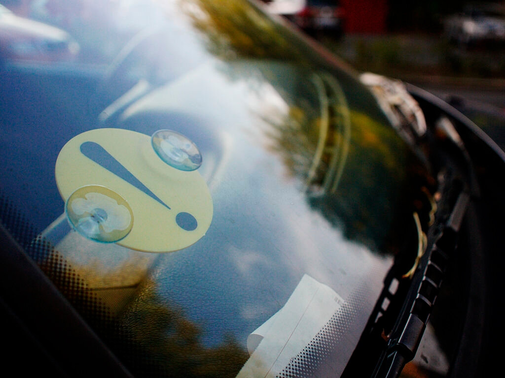 На отечественных дорогах часто можно встретить автомобили с «восклицательным знаком», который красуется на заднем стекле или кузове.