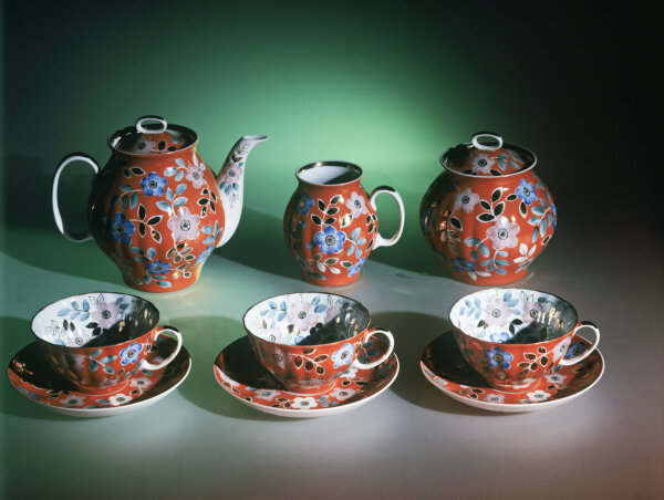 Мария Саломасова (роспись). Отари Мухигули «форма «Белый лебедь», 1968). Сервиз. 1973. Дулёво. РИА Новости. Фото № 3099172. Источник: visualrian.ru