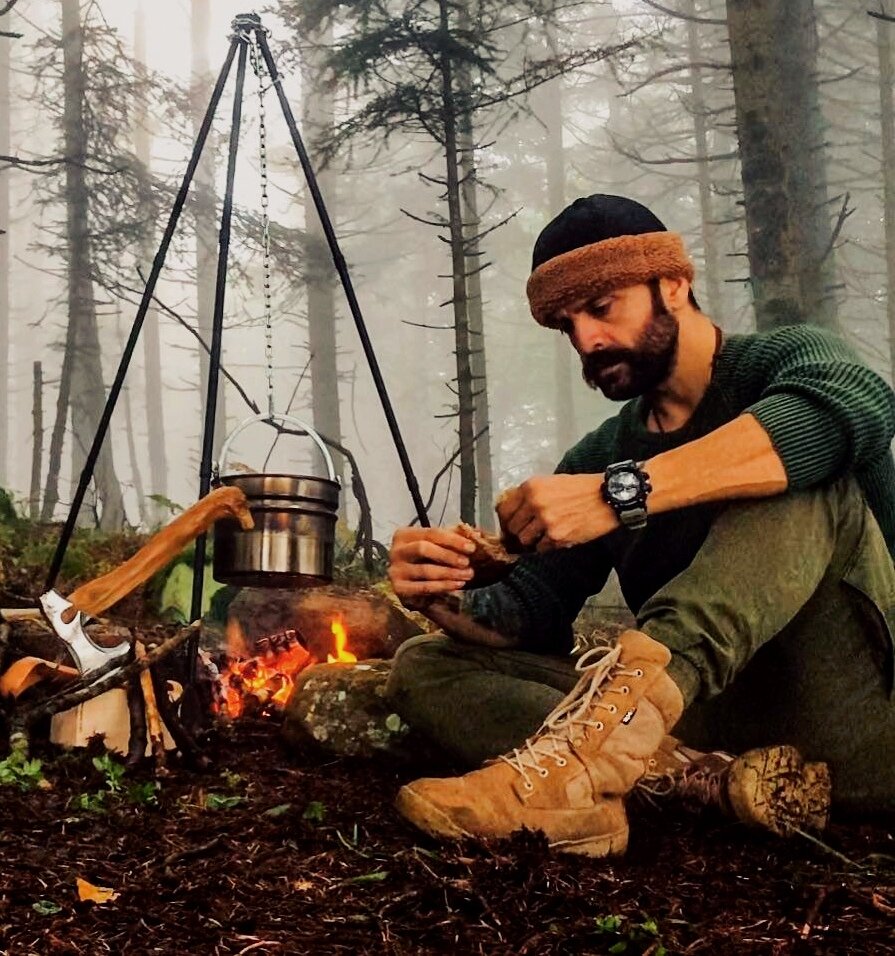 Mountain survival. Бушкрафт и выживание. Турист выживальщик бушкрафтер. Бушкрафт выживание в дикой природе. Бушкрафт Лесная Тайга.