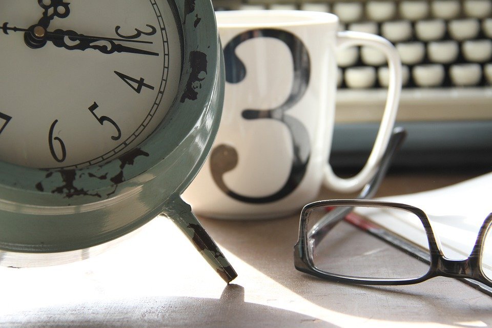 https://cdn.pixabay.com/photo/2020/05/20/00/45/time-5193038_960_720.jpg