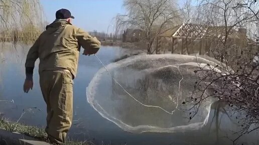 Рыбалка Кастинговой сетью на Большом пруду с Женщиной