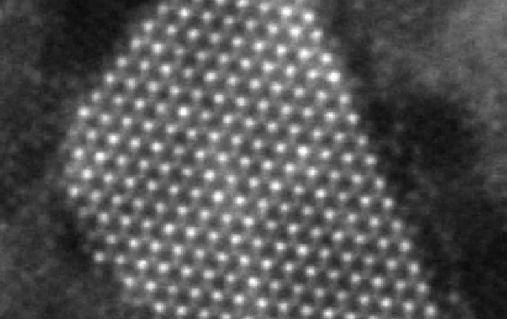 Примерно так мы увидим атомы металла в электронном микроскопе с посредственным увеличением 