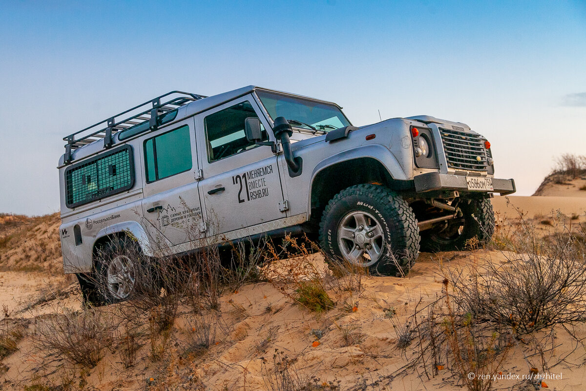 Легендарный Land Rover Defender. Здесь и далее все фото сделаны автором