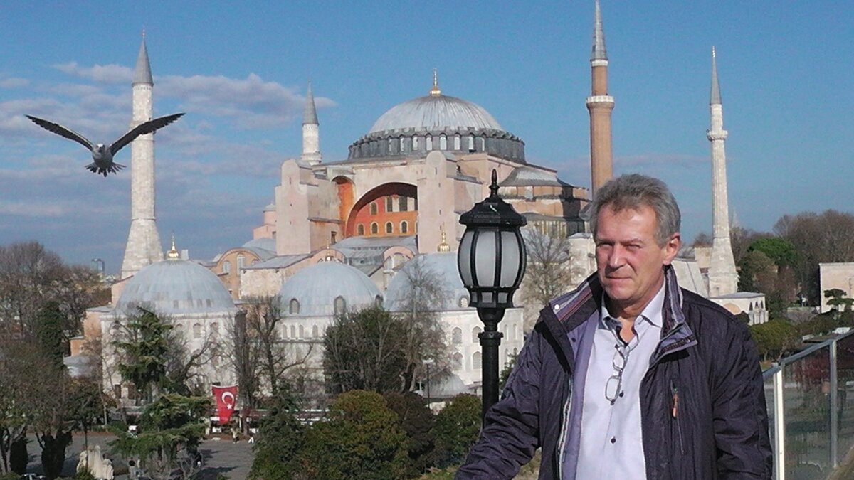 Стамбул. На фоне бывшего храма Айя-София.... Кстати о погоде - обещали в этот день пасмурную погоду. 6.12.21