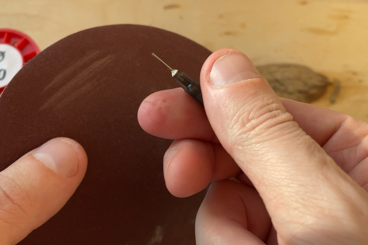 Укороченная и затупленная медицинская иголка.