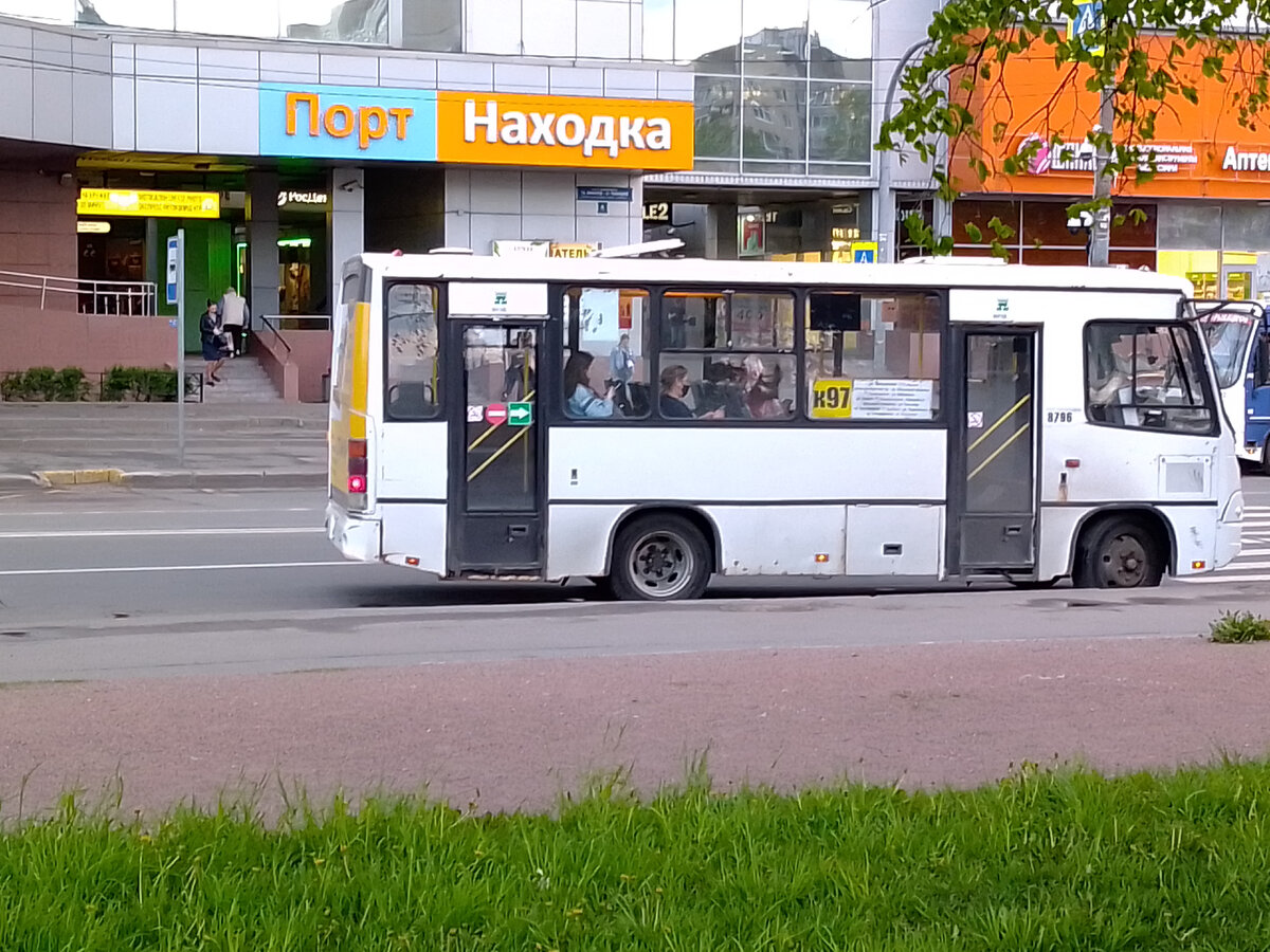Автобусная остановка у станции метро "Рыбацкое"