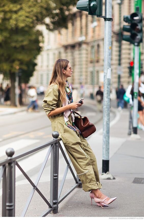 Комбинезон с очень сильным милитари-характером в сочетании женственной обувью, шелковым платком и женственной причёской. В таком образе важно соблюсти баланс женского и мужского. Не надо сюда надевать кроссовки или ботинищи, если целью стоит подчеркнуть женственность и хрупкость. Каблук не обязателен, это могут быть балетки. Листайте дальше и читайте пояснения.