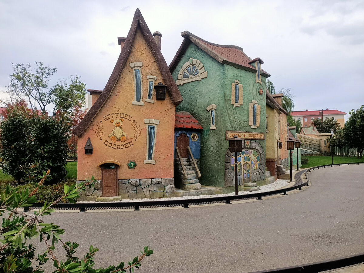 парк развлечений рядом с отелем Богатырь. Адлер. Сочи.