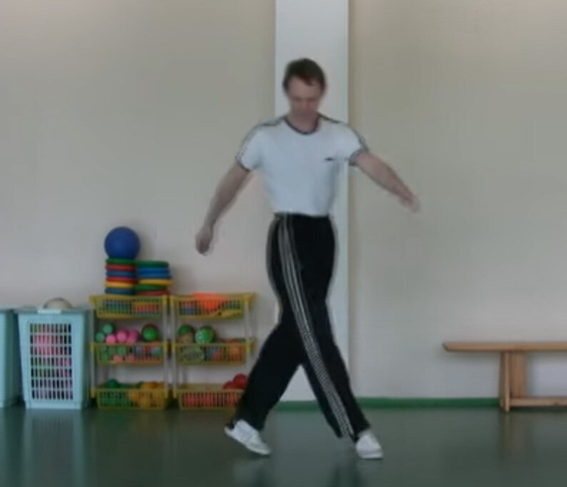 Шагаем скрестно.