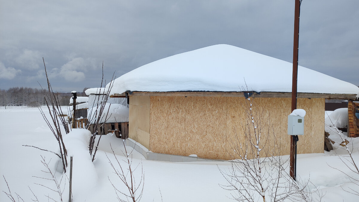 С одной стороны снега гораздо больше, именно в эту сторону строение и покосило