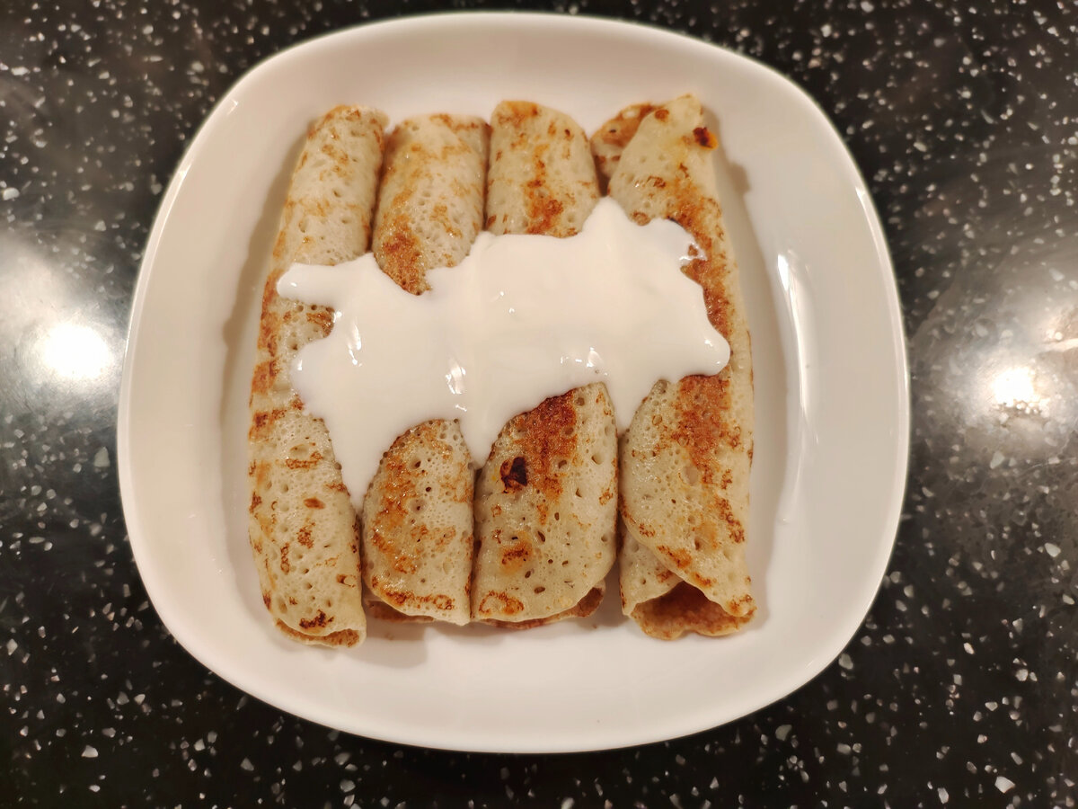 Блинчики с курицей и сметаной на перекус