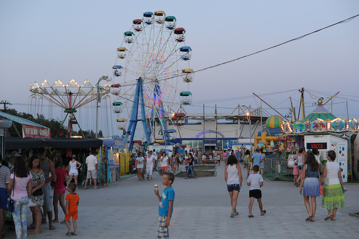 Вечером перед дельфинарием.