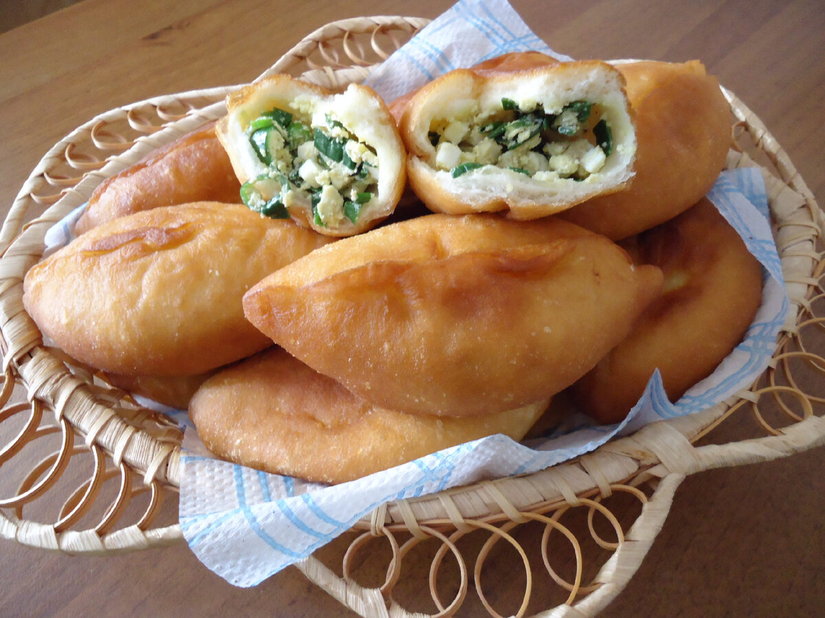 Слойки с яйцом и зеленым