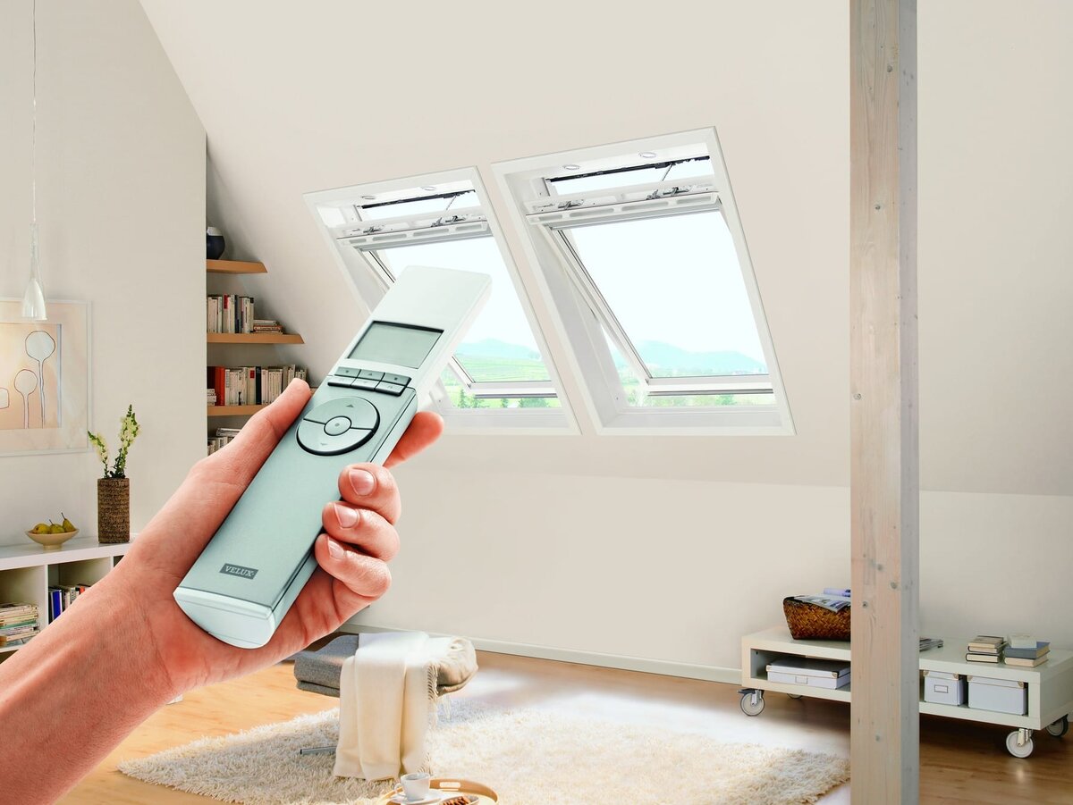 Открой дома. Автоматика для мансардных окон Velux. Velux GGL m04 / 3073g21 Integra. Velux окно мансардное с дистанционным управлением. Мансардные окна Velux с пультом.