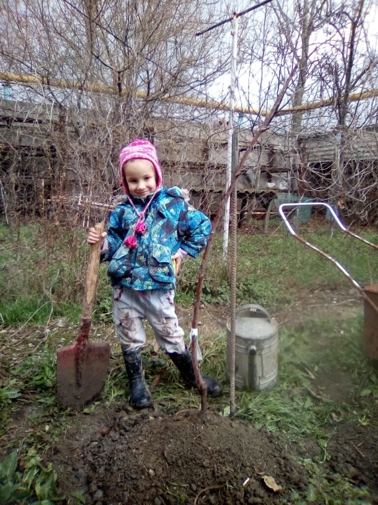 Фото автора публикации. Привлекайте детей к садовым работам. Можете хорошо провести время!
