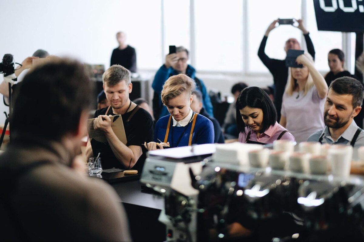 
За выступлением бариста следят четыре судьи вкуса, которые присутствуют на всех этапах соревнования