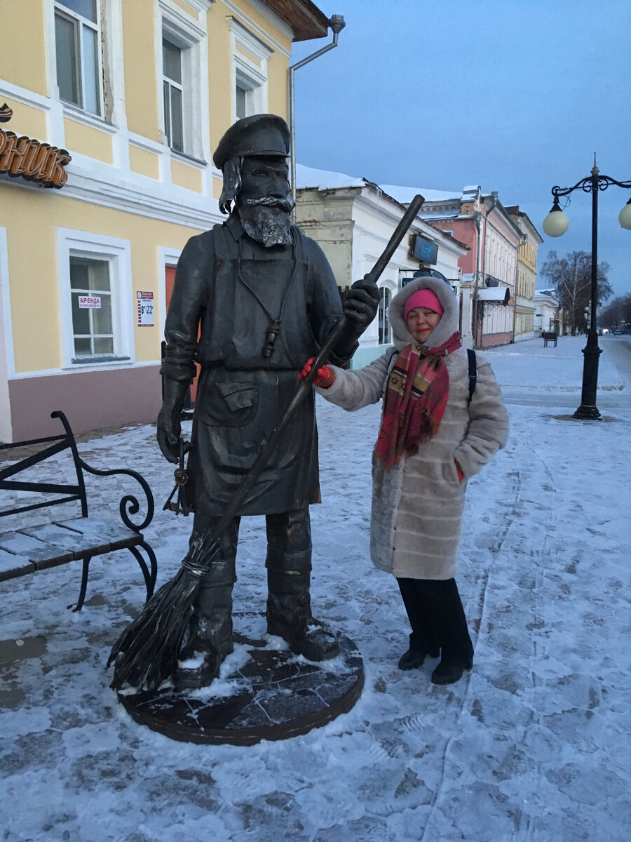 Смотрите в галерее скульптуры горожанам. Это - дворник