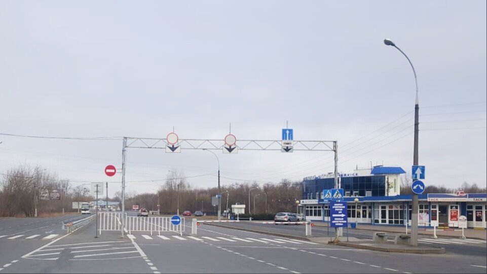Погранпереход в Бресте все еще открыт, однако, проехать по нему гражданам РФ уже нельзя.